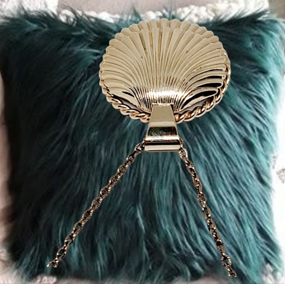 .👣4/$20. Gold Tone Necklace with Double Golden Shells Pendant - Picture 5 of 8